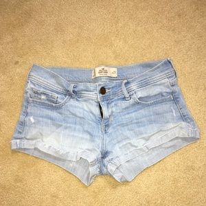 HOLLISTER low rise light wash jean shorts w 27